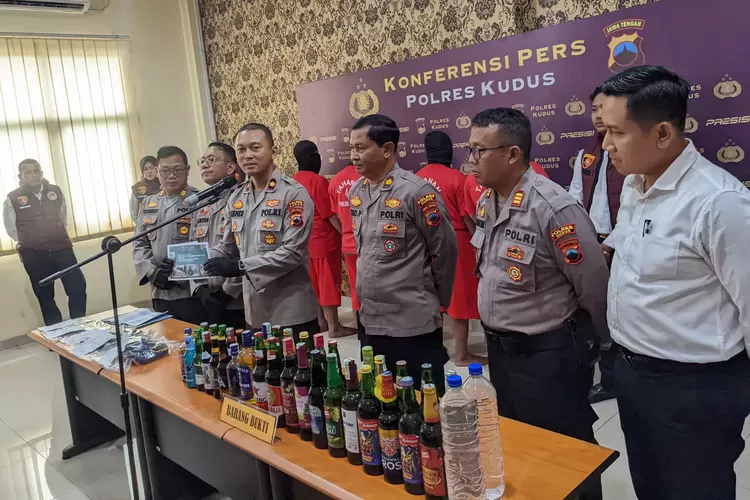 Satreskrim polres kudus gerebek lima peracik petasan 8,4 kilogram