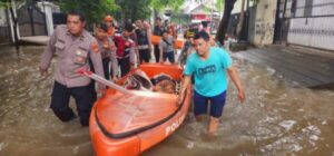 Sigap bantu warga, polisi evakuasi lansia korban banjir di cengkareng