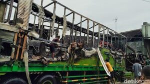 Truk tronton terbakar setelah tabrak pikap dan motor di batang