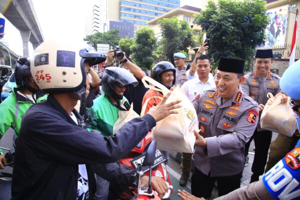 Warga antusias saat kapolri langsung bagikan takjil di bulan ramadan