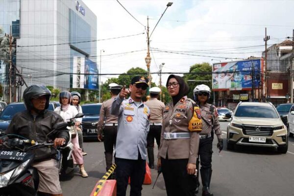 Cegah Kemacetan, Polisi Dan Dishub Kota Malang Pasang Pembatas Di