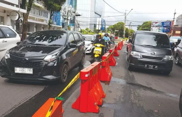 Efektif, Pemasangan Pembatas Jalan Urai Kemacetan Di Titik Krusial