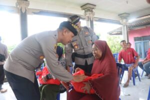 Kapolres Jembrana Serahkan Sembako Untuk Warga Desa Medewi Dalam Program