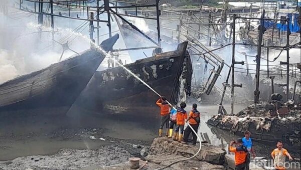 Kapolres Tegaskan Kebakaran Pelabuhan Tegal Terkendali, 24 Kapal Terbakar