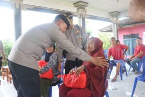 Minggu Kasih, Kapolres Jembrana Hadir Di Desa Medewi Dengan Bantuan