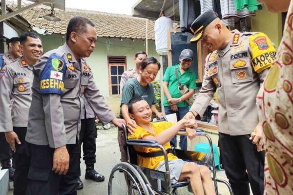 Peduli Sesama, Kapolresta Magelang Bantu Warga Disabilitas Dengan Kursi Roda