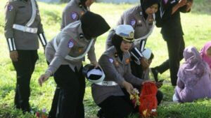 Penziarah Siron Aceh Besar Dapat Snack Dan Bunga Dari Ditlantas