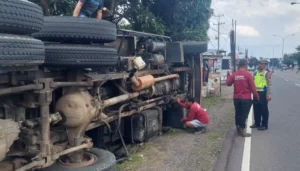 Truk Tronton Terguling Di Jalur Semarang Solo, Begini Kronologinya