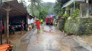 Warga Macanmati Klepu Semarang Hadapi Banjir Bandang, Fokus Pembersihan Lumpur