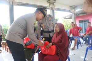 Warga Medewi Dapat Bantuan Sembako, Kapolres Jembrana Jalankan Minggu Kasih