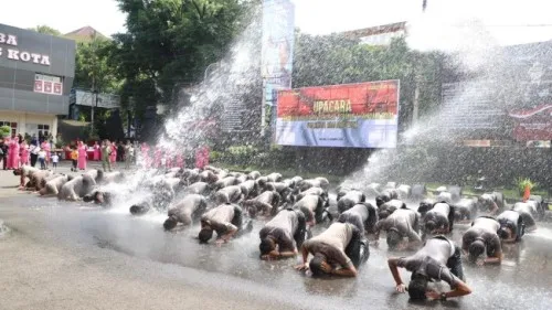 75 Personel Polresta Malang Terima Reward, Sujud Syukur Di Mandi