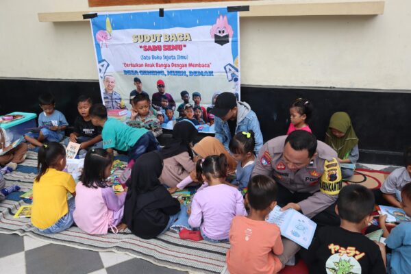 Aipda Sugimin Ajak Anak Demak Cintai Buku Lewat Perpustakaan Keliling