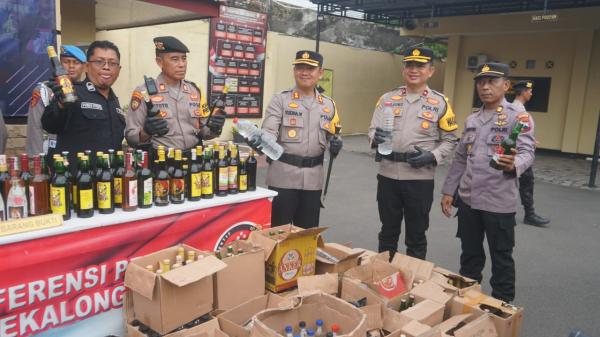 Akhir Tahun 2024, Polres Pekalongan Kota Amankan 812 Botol Miras