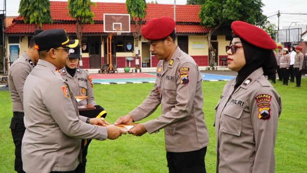 Apel Penghargaan Polres Batang, Kapolres Ingatkan Tantangan Masa Depan