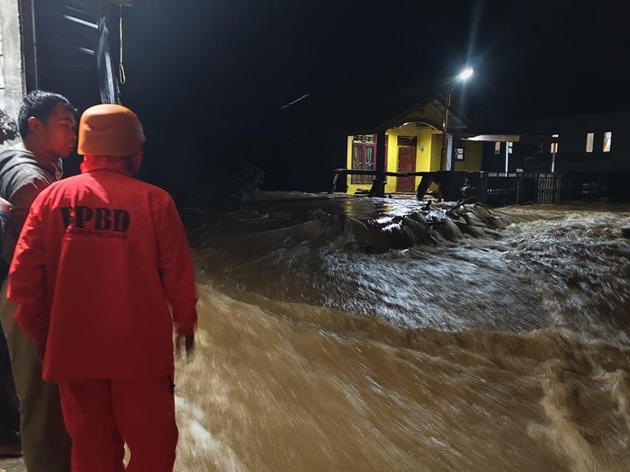 Banjarnegara Dilanda Banjir Dan Longsor, 1 Mobil Terjebak Di Area