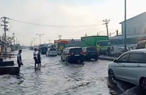 Banjir Rob Di Pantura Jateng Belum Surut, Aktivitas Warga Terganggu