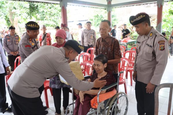 Bantuan Sosial Diserahkan Kapolres Jembrana Lewat Program Minggu Kasih