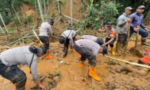 Bencana Alam, Sat Brimob Polda Jateng Fokus Evakuasi Dan Bantuan