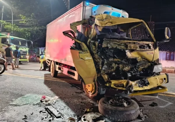 Benturan Keras Truk Vs Truk Di Pantura Rembang, Tiga Orang