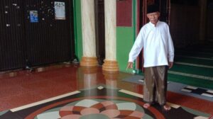 Bermodus Jas Hujan, Pencuri Gasak Kotak Amal Masjid Di Kota