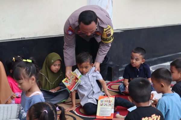 Bhabinkamtibmas Aipda Sugimin Inisiatif Perpustakaan Keliling Di Demak