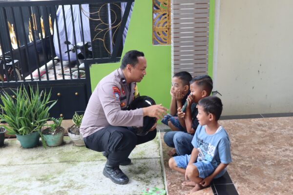 Bhabinkamtibmas Aipda Sugimin Di Demak Ciptakan Perpustakaan Keliling Untuk Anak