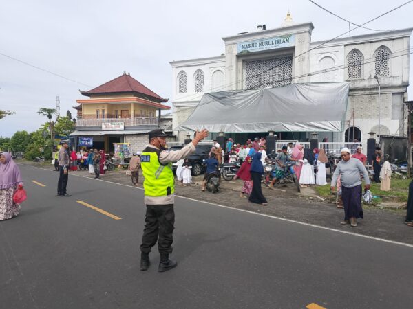 Bhabinkamtibmas Desa Pulukan Amankan Kegiatan Isra Miraj 1446 H Di