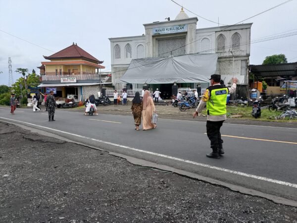 Bhabinkamtibmas Desa Pulukan Jaga Kondusivitas Perayaan Isra Miraj Di Masjid