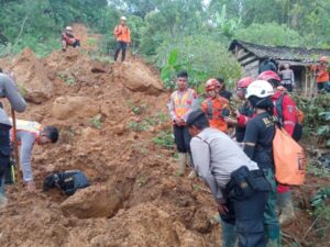 Brimob Bantu Penanganan Banjir Dan Longsor, Fokus Evakuasi Warga Jateng