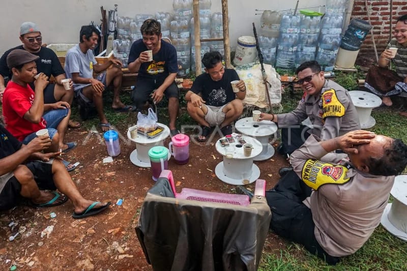 Bripka Hartono Ajak Warga Ngobrol Santai, Ngopi Curhat Jadi Sarana