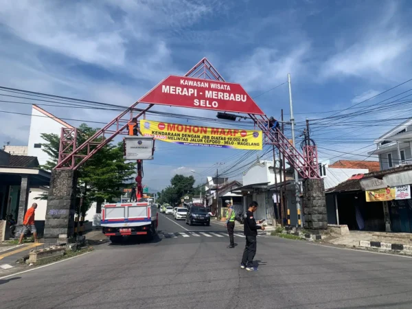 Cegah Kecelakaan, Satlantas Boyolali Pasang Spanduk Di Irung Petruk Untuk