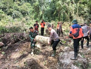 Di Tengah Hujan Deras, Upaya Evakuasi Korban Longsor Di Tumbang