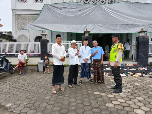 Dukung Kelancaran Isra Miraj, Bhabinkamtibmas Desa Pulukan Amankan Masjid Nurul