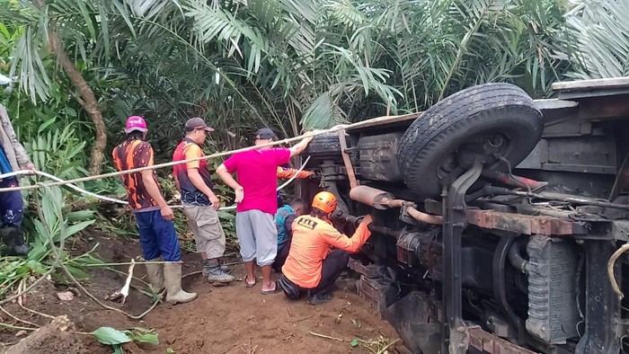 Gagal Menanjak, Mikrobus Di Banjarnegara Terguling Dan Masuk Kebun Salak