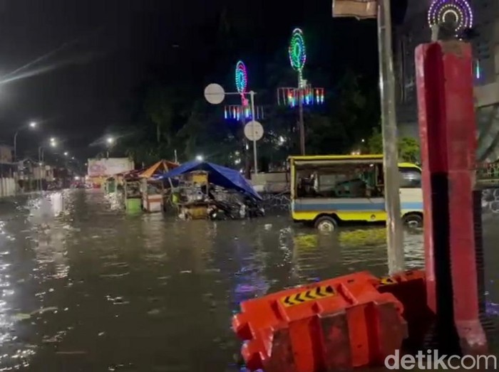 Hujan Deras Sebabkan Banjir Di Alun Alun Brebes Dan Area Sekitarnya