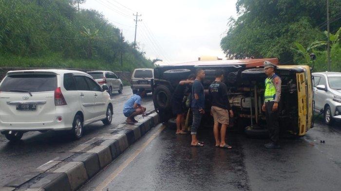 Insiden Di Bawen, Kabupaten Semarang: Truk Boks Terguling Ke Jalur