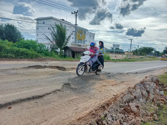 Jalan Depan Rsud Lamandau Berbahaya, Rusak Parah Dan Menimbulkan Korban