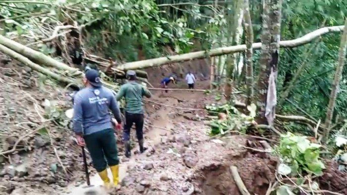 Jalan Penghubung 2 Dusun Di Sumowono Semarang Tertutup Longsor, Pejalan