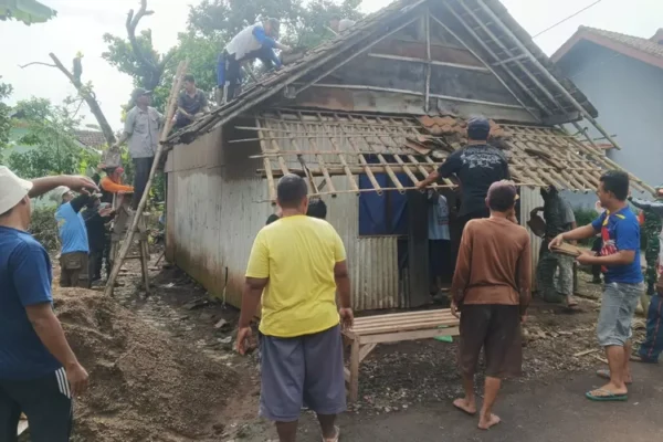 Kapolda Jateng Tinjau Dan Bedah Rumah Warga Desa Sabarwangi, Berikan