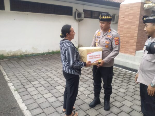 Kapolres Jembrana Bagikan Bantuan Sosial Dalam Program Minggu Kasih