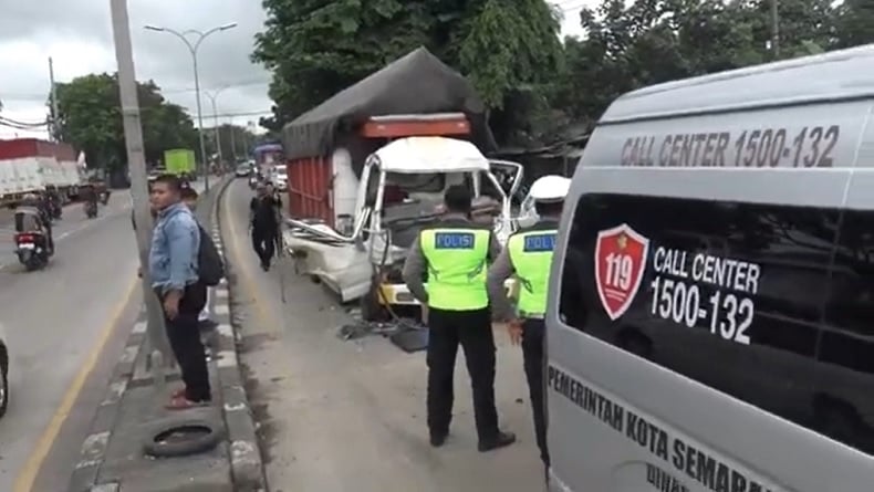 Kecelakaan Maut Di Jalur Pantura Semarang, 3 Truk Tabrakan, 3