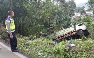 Kecelakaan Di Bayeman, Truk Galon Terguling Ke Jurang