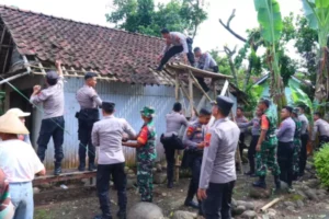 Lansia Di Kajen Dapat Berkah Bedah Rumah Dari Polres Pekalongan,