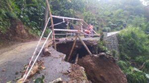 Longsor Tutup Jalur Wisata Puncak 29 Muria Dan Seribu Batu