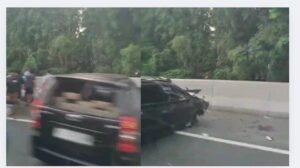 Mobil Avanza Tabrak Tembok Pembatas Di Tol Gayamsari, Polisi Lakukan