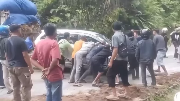 Mobil Rem Blong Di Jalur Kretek Kaligua Brebes, Warga Beramai Ramai Bantu