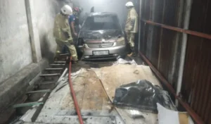 Mobil Di Garasi Rumah Warga Kliwonan Klaten Ludes Terbakar, Korsleting