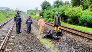 Pemotor Wanita Tewas Tertabrak Kereta Api Di Mangkang Semarang