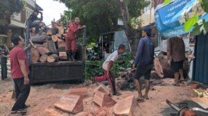 Pohon Tumbang Di Condrokusumo Semarang, Akibat Angin Kencang Yang Melanda