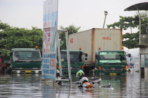 Polisi Atasi Macet Banjir Rob Di Pantura Semarang Demak Dengan Jalur